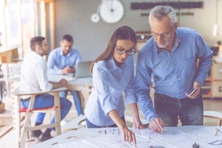 engenheira atualizando o projeto de